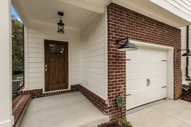 Building Photo - Huge East Nashville Home just steps to the...