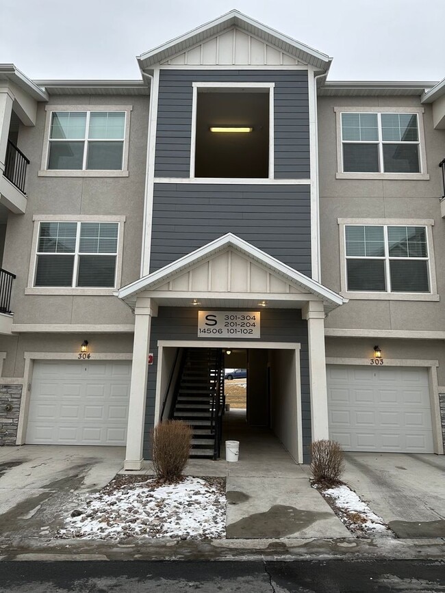 Building Photo - Bright and Modern 3 Bed Condo in Prime Location with Pool & Clubhouse!!