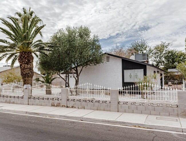 Building Photo - Charming one-story house