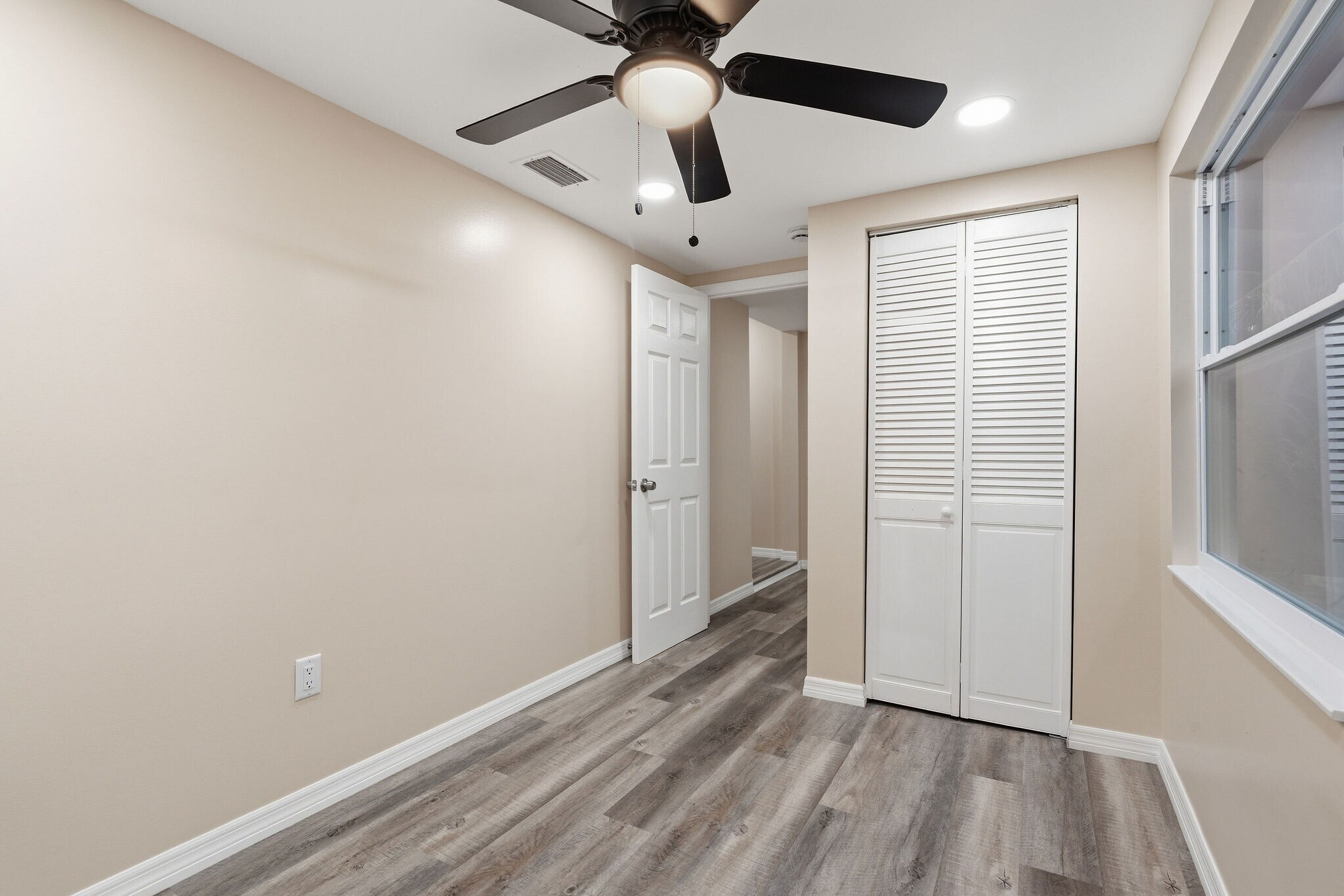 Building Photo - 903 Vine Ave