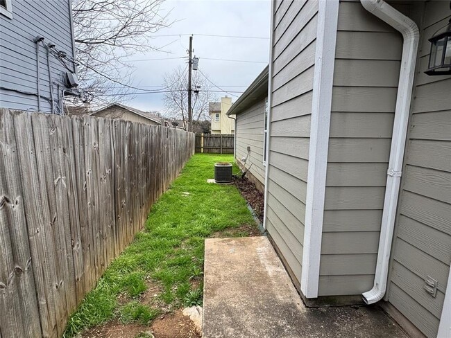 Building Photo - 2621 Gwendolyn Ln