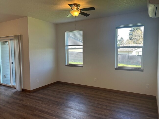 Building Photo - 2 BD Duplex with Garage!