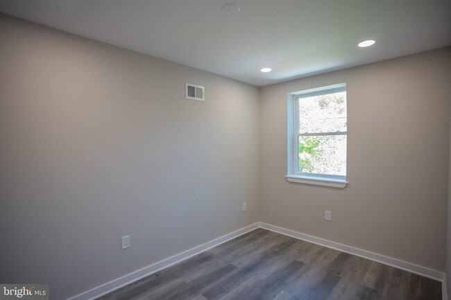 Building Photo - 2521 S Dewey St