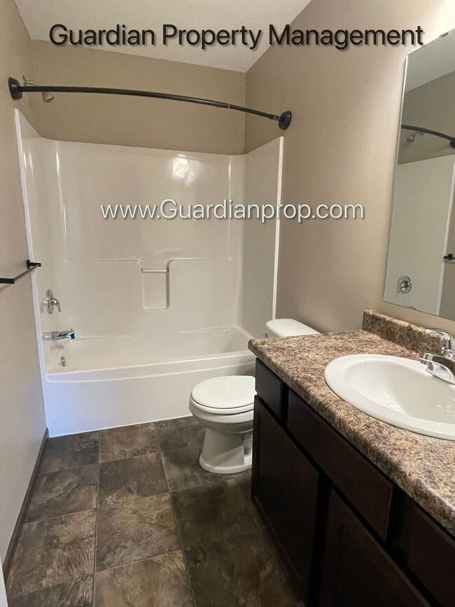 Building Photo - Lakeville, Middle Unit Town Home, 2.5 Bath...