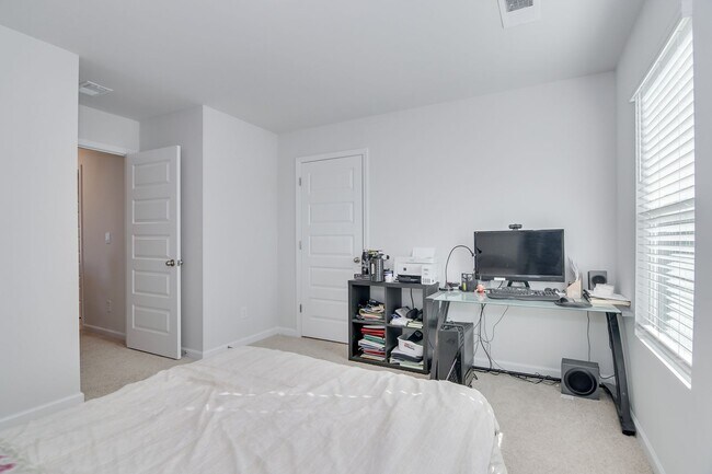 Building Photo - 4 Bedroom 3 Bathroom Two Story Home