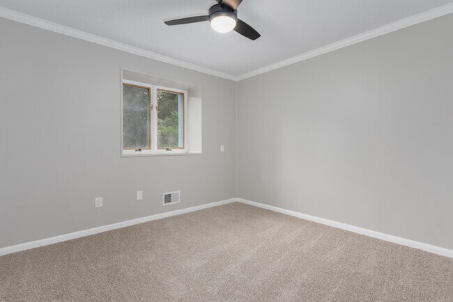 Building Photo - 400 Derby Ln