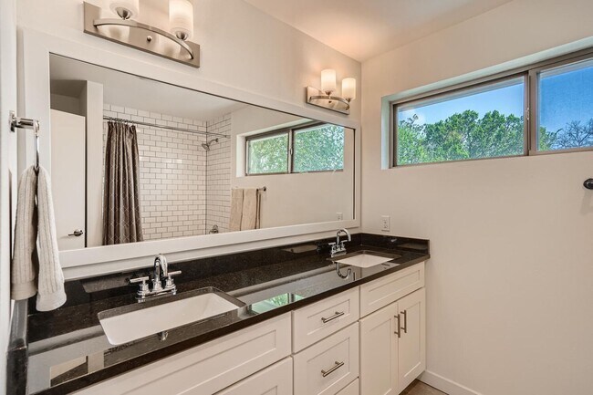 Building Photo - Home for Lease In East Downtown Austin Holly District