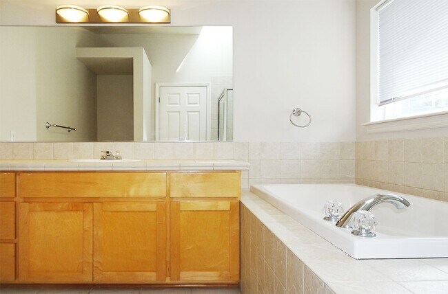 Building Photo - 3Bd/3.5Ba Seattle Townhome