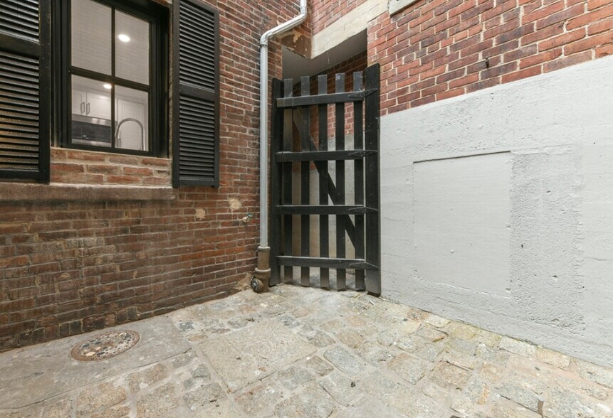 Building Photo - 9 Chestnut St