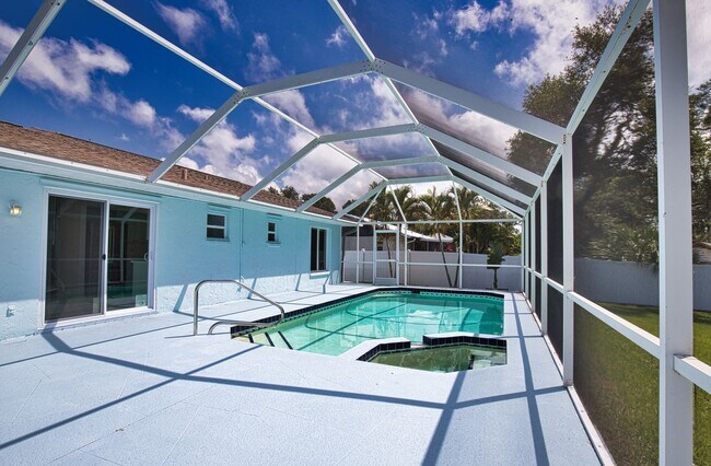 Building Photo - Annual Unfurnished 2 Bedrooms 2 Bathrooms Pool Home Located in South Venice!