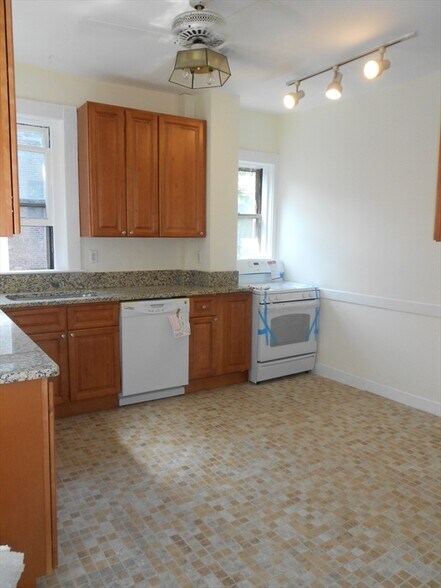 Building Photo - 6 Beals St