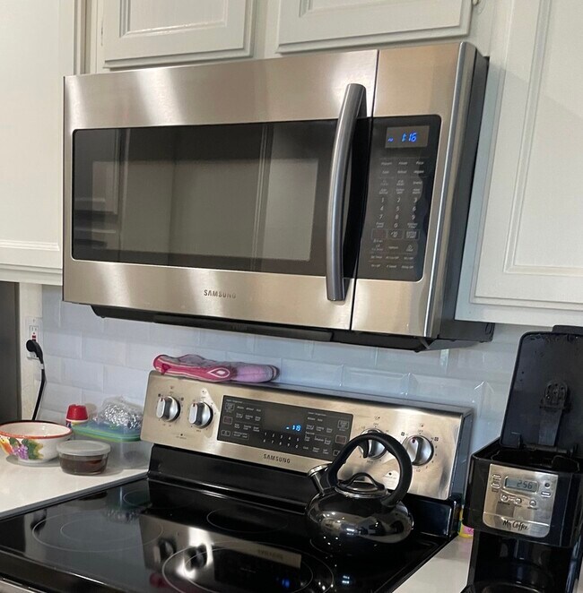 Kitchen - 906 N Doheny Dr