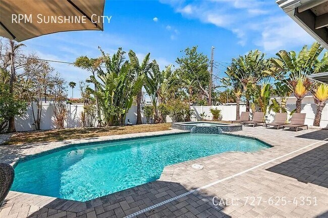 Building Photo - 14024 N Bayshore Dr