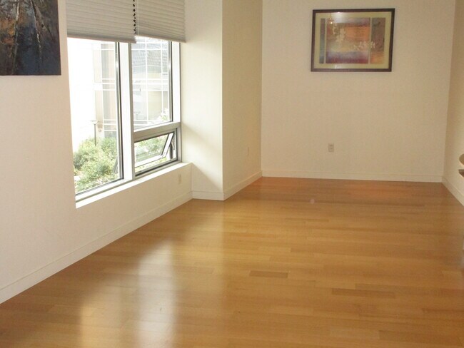 Building Photo - 3570 S River Pkwy