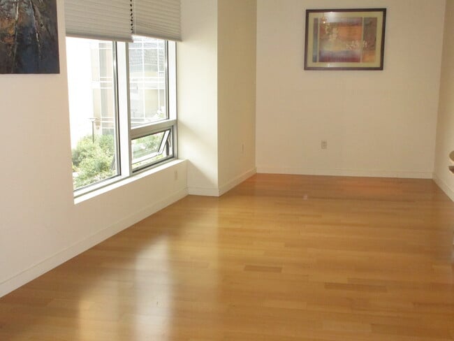 Building Photo - **ONE MONTH FREE** Meriwether West - North facing studio with river/bridge views/parking/amenitie...