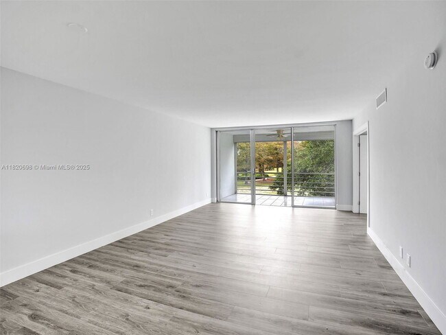 Building Photo - 605 Oaks Dr