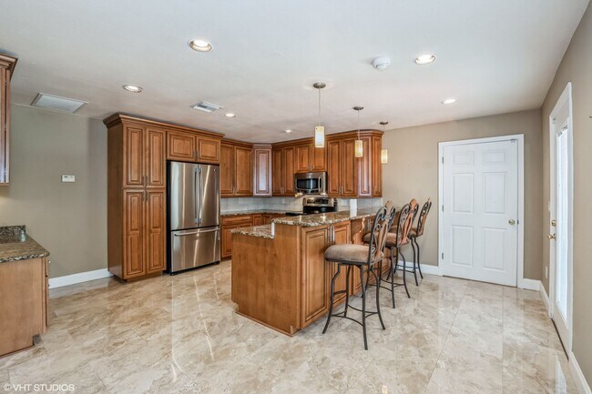 Building Photo - Spacious Cottage in College Park