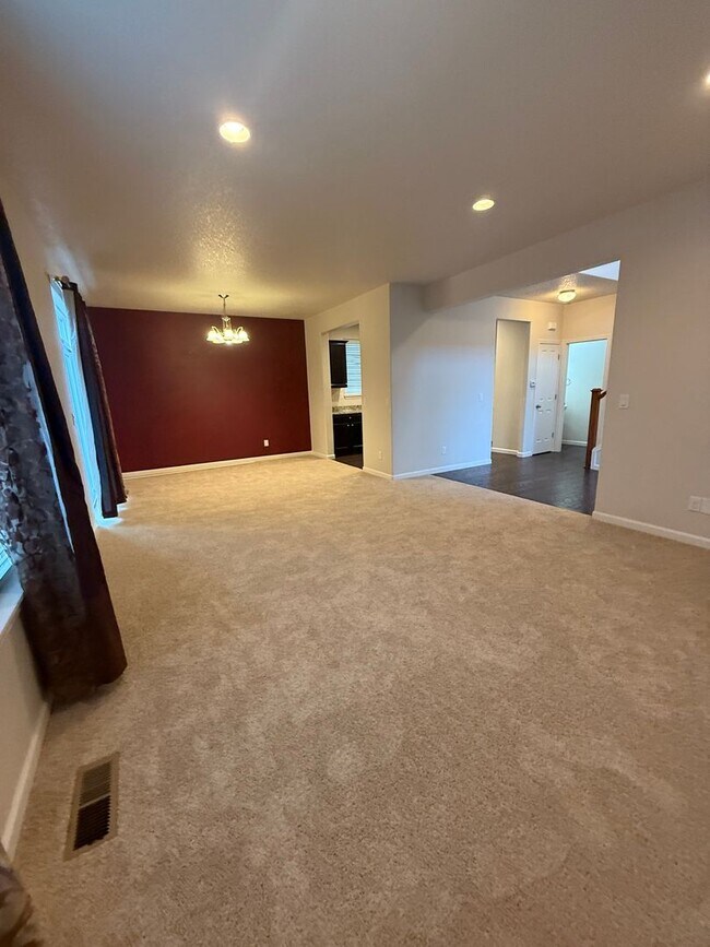 Building Photo - Beautiful Contemporary Home in Hillsboro