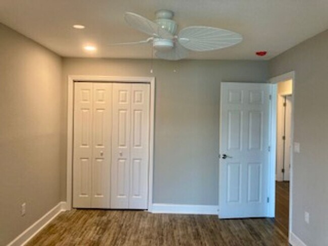 Building Photo - Waterfront condo with community pool!