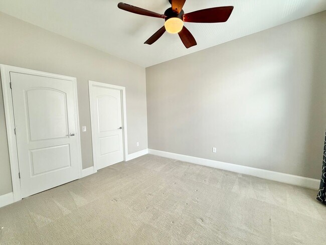 Building Photo - Luxurious Downtown Raleigh Condo with High...