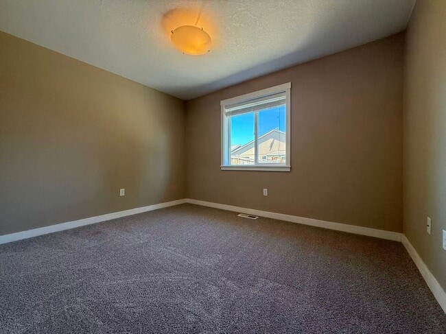 Building Photo - new carpet installed, 600sqft bonus room with large RV/Boat parking space