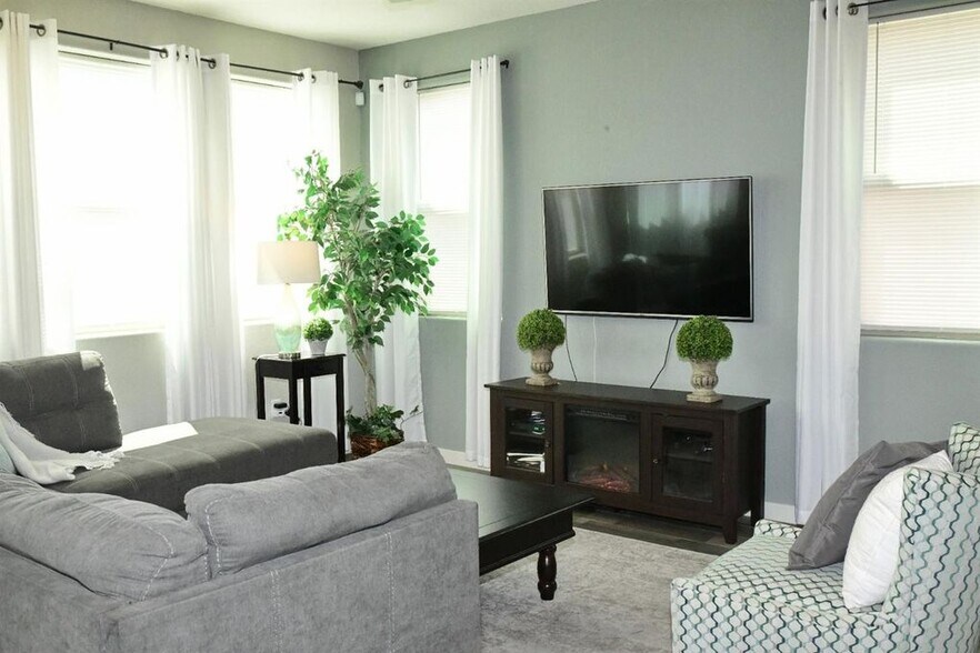 Building Photo - 2580 N McArthur Ave