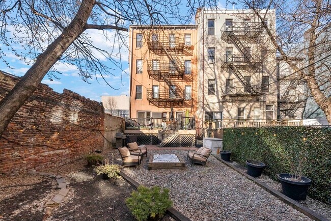 Building Photo - 607 1st St
