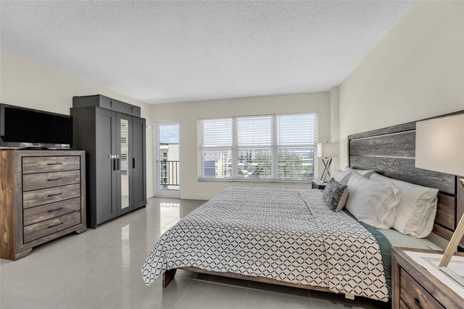 Building Photo - 405 N Ocean Blvd