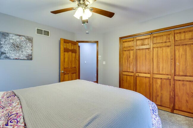 Building Photo - 1530 Wooded Acres Dr