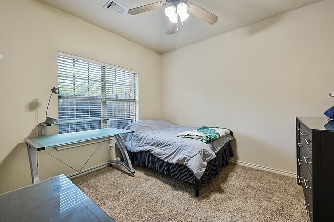 Building Photo - 208 Forest Dr Loop