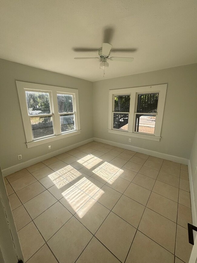 Building Photo - 726 35th Ave S