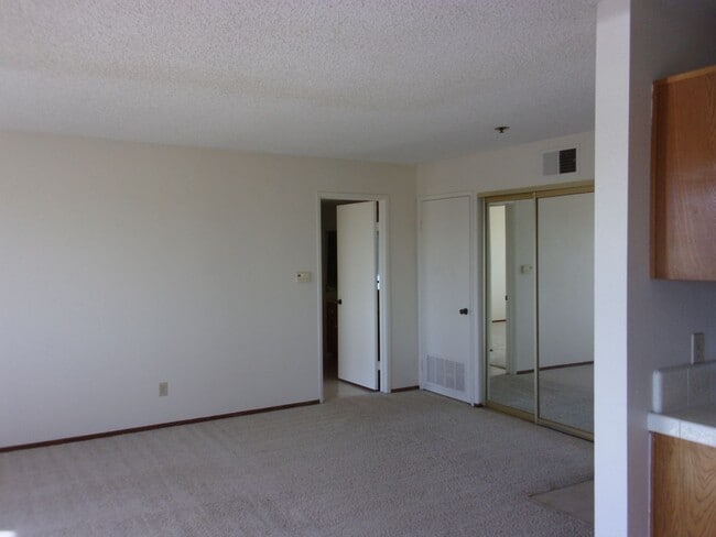 Building Photo - 411