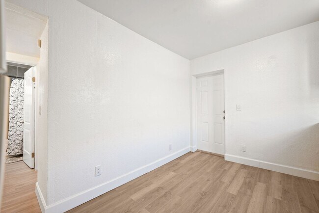 Building Photo - Spacious 1 Bed / 1 Bath Apartment Near Downtown Miami