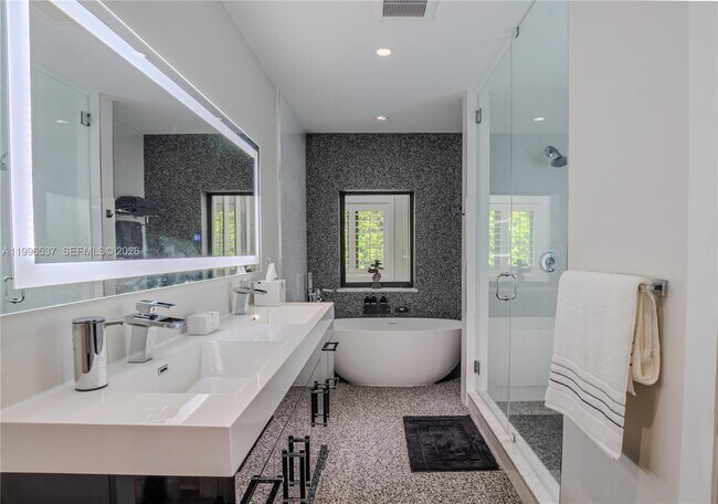 Building Photo - 231 Fluvia Ave