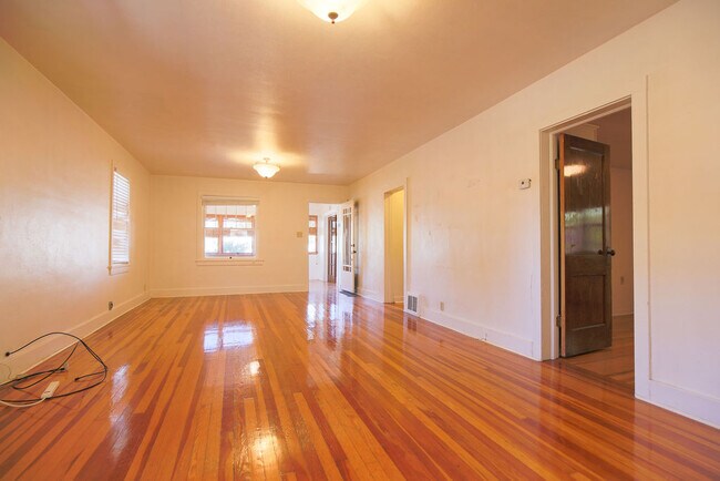 Building Photo - 802 Ussie Ave