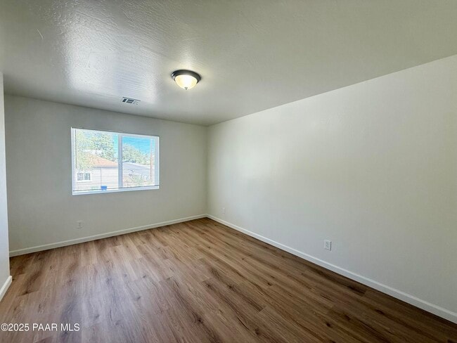 Building Photo - 564 Lincoln Ave