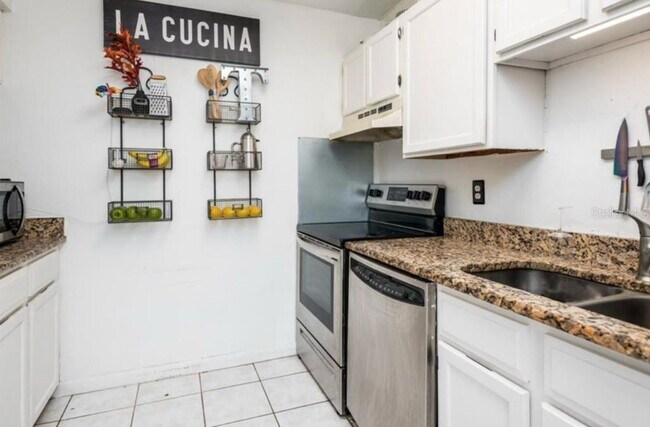 Building Photo - "Charming 2-Bed Townhouse with Modern Comforts in Orlando's Heart"