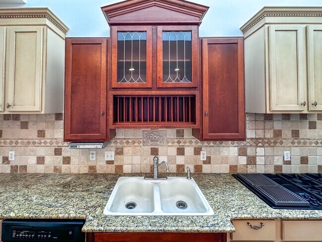 Building Photo - Lakeside Living!