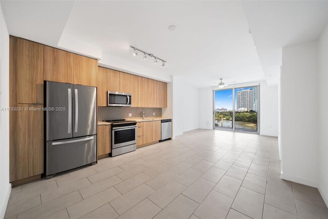 Building Photo - 2150 N Bayshore Dr