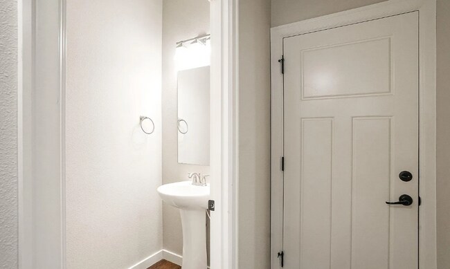 Building Photo - 1/2 OFF FIRST MONTH RENT! Beautiful and Spacious Single Family Condo in Fantastic NE Salem Location