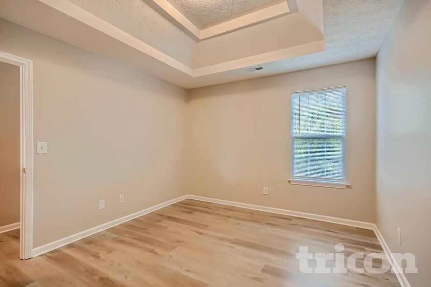 Building Photo - 5005 Eagle Creek Dr