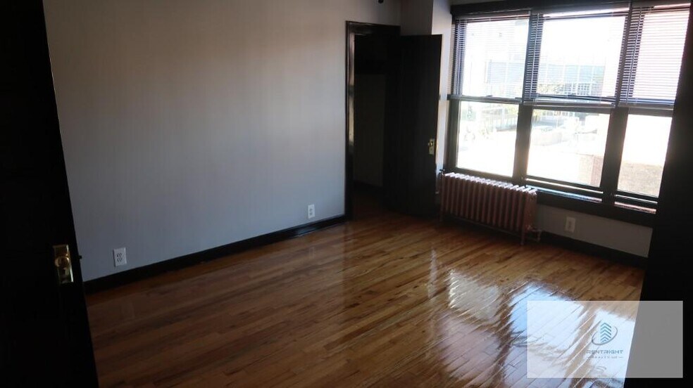 Primary Photo - 846 W Montrose Ave