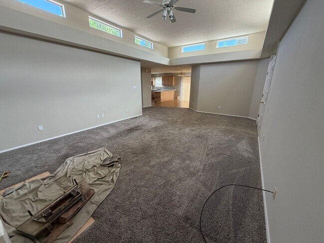 Building Photo - Spacious 3-Bedroom