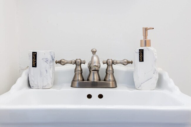 Building Photo - 1435 2nd Ave