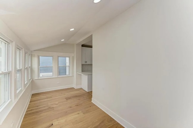 Building Photo - Portage Park 4 bed, 2.5 bath classic!