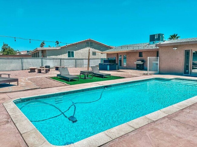 Building Photo - 4 Bedroom Pool Home Located Downtown
