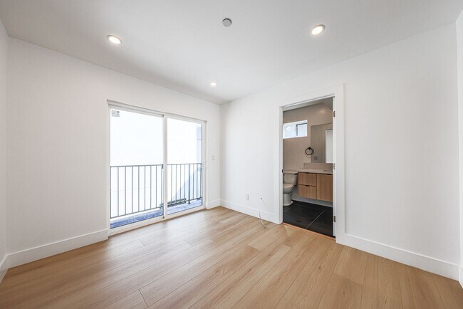 Building Photo - 1237 N Orange Dr