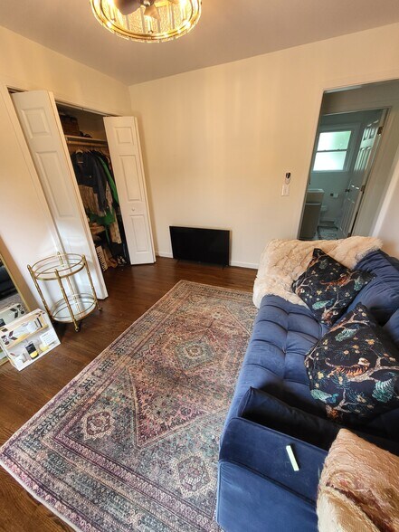 Front room - 1512A Sweetbriar Ave