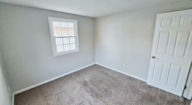 Building Photo - 400-404 Moul Avenue