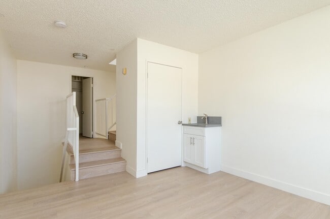 Building Photo - 321 S Berendo St